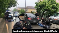 Депутати також доповнили Криміналльний кодекс статтею 255-2 «Організація, сприяння у проведенні або участь у злочинному зібранні (сходці)». На фото: дії поліції в Броварах, де 29 травня відбулася стрілянина між двома групами озброєних осіб