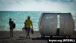 Туристи на кримському узбережжі, ілюстративне фото
