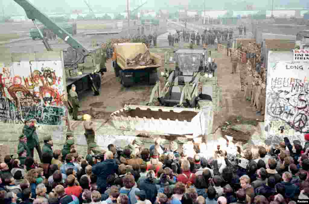 Листопад 1989 року: Падіння Берлінської стіни. Заява керівництва НДР спонукала тисячі людей прийти до стіни, що розділяла Німеччину. Прикордонники опустили зброю та пропустили людей. Стіну зруйнували 