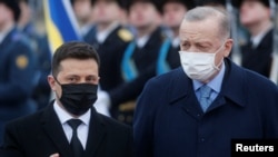 Турскиот претседател Реџеп Таип Ердоган со украинскиот претседател Володимир Зеленски