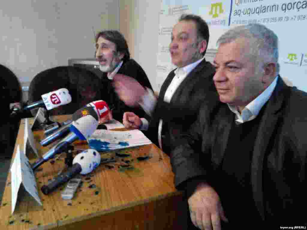 Участники пресс–конференции координаторов Комитета по защите прав крымскотатарского народа облили зеленкой в День защиты прав человека, 10 декабря 2014 года