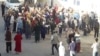 Türkmenistanyň döwlet dükanlarynyň biriniň öňünde un satyn almak üçin garaşýan adamlar. Arhiwden alnan surat