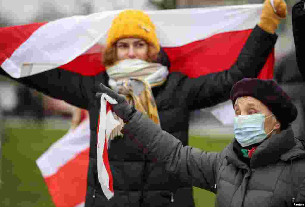 Деякі групи протестувальників збиралися знову і знову після спроб розгону