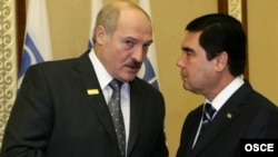 Belarusyň we Türkmenistanyň prezidentleri Aleksandr Lukaşenka (s) we Gurbanguly Berdymuhamedow (ç) 