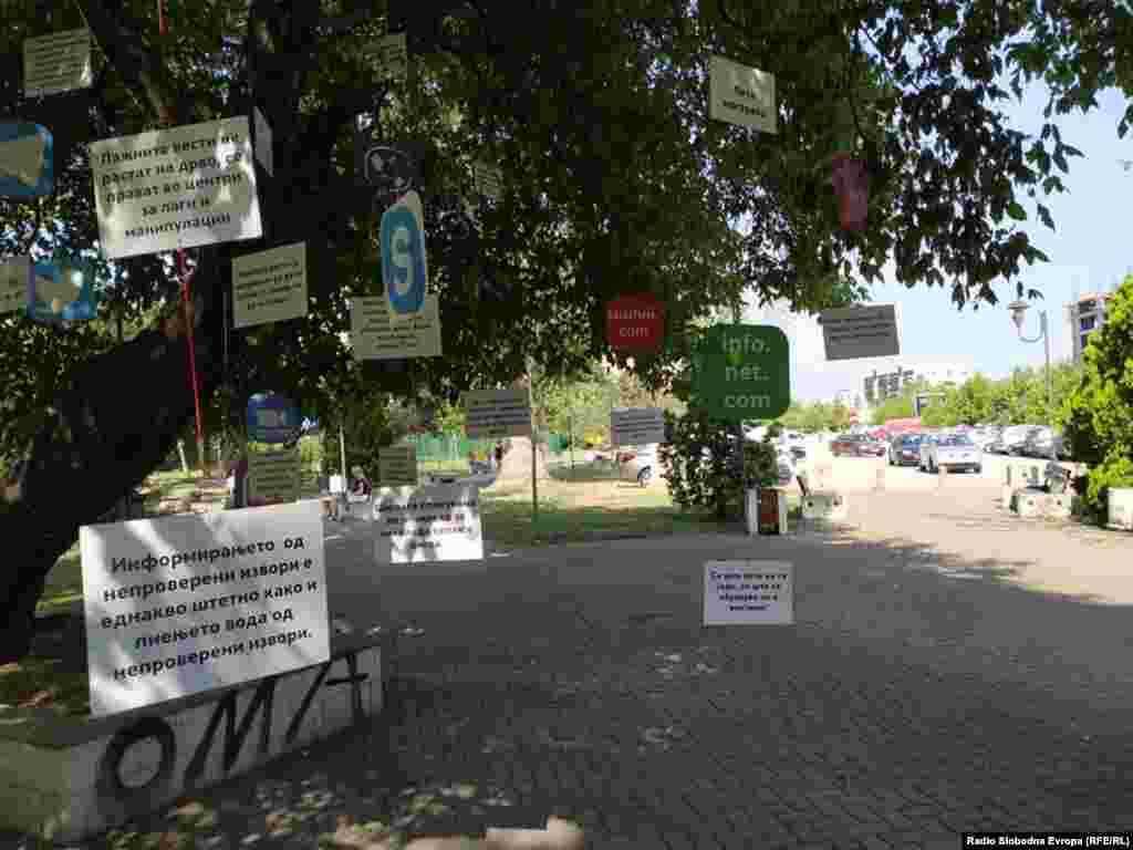 Герила акција против лажните вести во скопскиот „Парк на новинарите“
