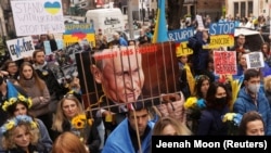 Акція на підтримку України під генеральним консульством Росії у Нью-Йорку. США, квітень 2022 року 