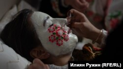 Булката е със затворени очи през цялото време.