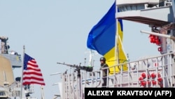 Фрегат ВМС Збройних сил України «Гетьман Сагайдачний та есмінець ВМС США «Дональд Кук» під час минулорічних військових навчань «Сі Бриз-2015». Вересень 2015 року