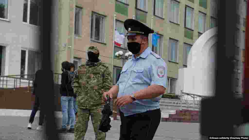 Присутні під судом слухачі змушені були покинути територію біля суду на вимогу поліції. Як пояснили співробітники російської поліції, такі заходи вживаються «у зв'язку з недопущенням терористичної загрози в Криму» через нещодавні події в школі Казані, де під час нападу загинули школярі і працівники установи
