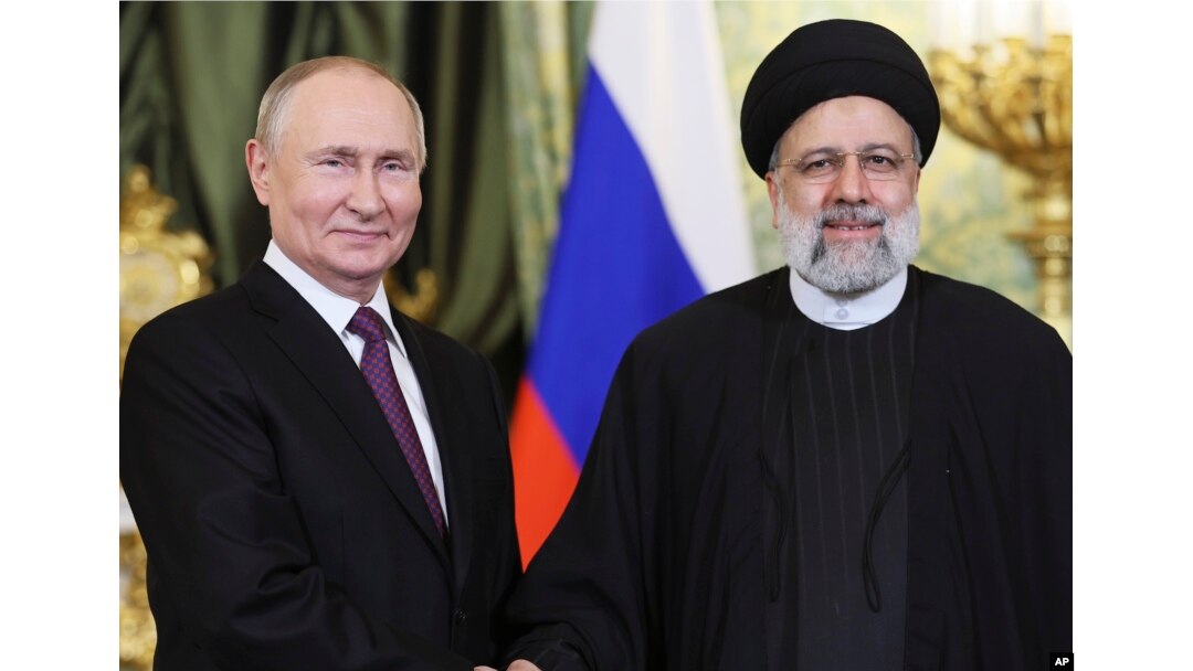 ابراهیم رئیسی در اواسط آذرماه ۱۴۰۲ با ولادیمیر پوتین در کاخ کرملین دیدار کرده بود