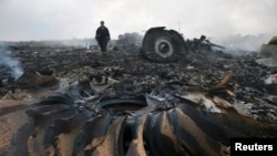 Залишки «Боїнга-777», який був збитий над окупованою проросійськими бойовиками територією Донбасу, 17 липня 2014 року