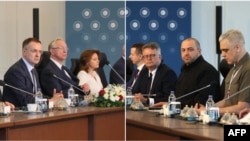 Украина (оң жақта) мен Ресей (сол жақта) делегациясы Стамбұлда. 2 маусым 2025 жыл. 
