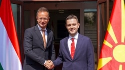 Makedonski šef diplomatije Timčo Mucunski i njegov mađarski kolega Peter Szijjarto u Skoplju, 13. juna 2025.