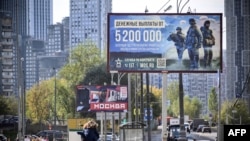 Білборд, що рекламує службу в армії за контрактом «5,2 мільйона рублів за перший рік контракту» (близько 2,14 мільйона гривень)