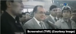 Pe 15 iunie 1990, președintele nou-ales Ion Iliescu le mulțumește minerilor pentru simțul civic dovedit. În dreapta lui, liderul minerilor, Miron Cozma.