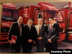 Mənsur (soldan ikinci) və Fərid (sağda) Maqsudi Daşkənddə "Coca-Cola" zavodunda