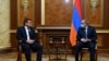 Руководитель партии «Во имя республики» Арман Бабаджанян (слева) и премьер-министр Никол Пашинян, 30 декабря 2020 г.