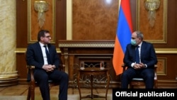 Руководитель партии «Во имя республики» Арман Бабаджанян (слева) и премьер-министр Никол Пашинян, 30 декабря 2020 г.