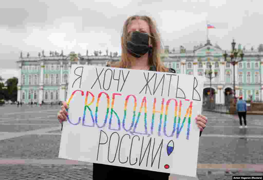 Одиночний пікет у Санкт-Петербурзі проти поправок до Конституції РФ, які дадуть змогу Путіну обиратися президентом країни ще двічі. 1 липня 2020 року