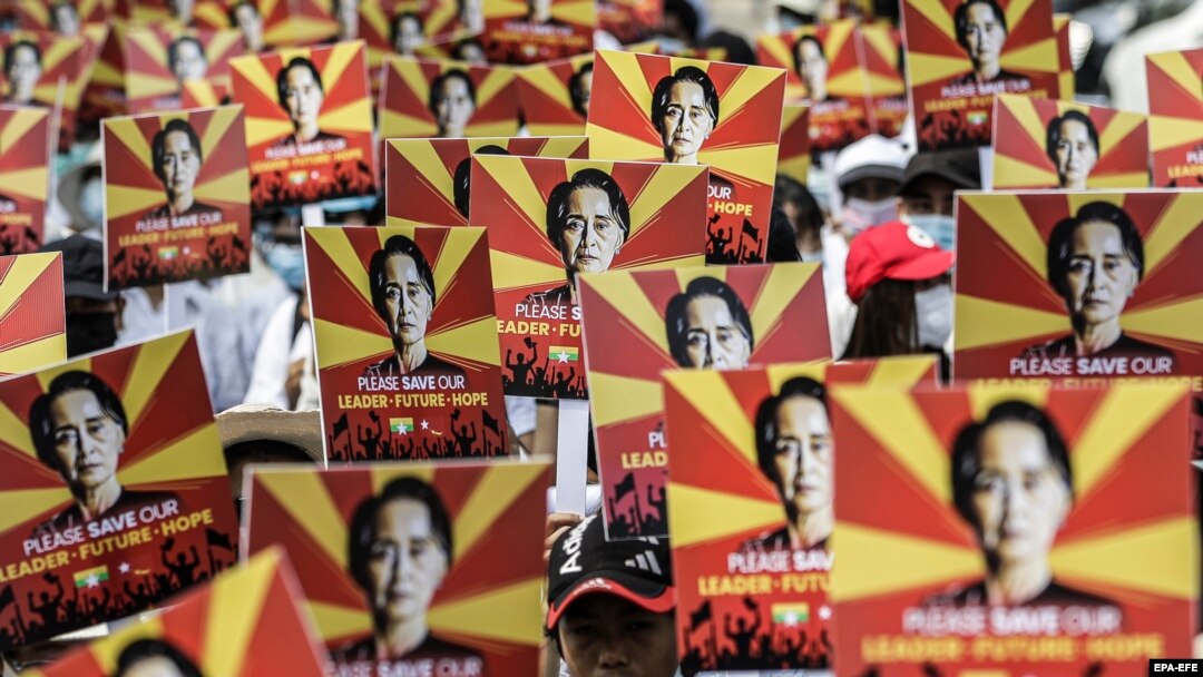 Pristalice Aung San Su Ći tokom protesta protiv vojnog puča ispred kineske ambasade u Jangonu, Mjanmar, 21. februara 2021. godine.