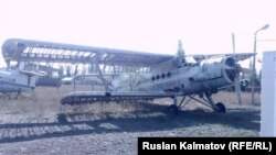 Казарман аэропортундагы эски учак. 