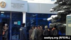 Кармалган мигранттар сот имаратынын алдында. Алматы, 2011-жылдын 27-январы.