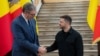 Predsednik Ukrajine Volodimir Zelenski (desno) i predsednik Srbije Aleksandar Vučić rukuju se tokom četvrtog samita Ukrajina - Jugoistočna Evropa u Odesi, 11. jun 2025.