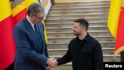 Predsednik Ukrajine Volodimir Zelenski (desno) i predsednik Srbije Aleksandar Vučić rukuju se tokom četvrtog samita Ukrajina - Jugoistočna Evropa u Odesi, 11. jun 2025.