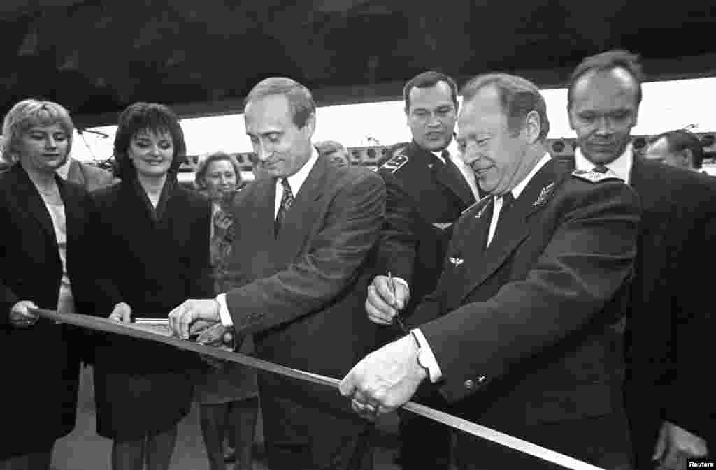 Vladimir Putin, kao zamenik gradonačelnika, prisustvuje ceremoniji otvaranja nove biletarnice na železničkoj stanici u Sankt Peterburgu, Moskovski vokzal, 12. maja 1996. godine 