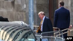 Колишній президент США і кандидат у президенти від Республіканської партії Дональд Трамп залишає Манхеттенський кримінальний суд після розгляду його справи в Нью-Йорку, 21 травня 2024 року