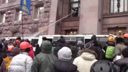 Мітингувальники з брандспойту поливають бійців «Беркуту»
