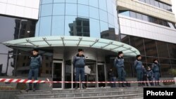 «Էրեբունի Պլազա» բիզնես կենտրոնը` շրջապատված ոստիկաններով, Երևան, 23 հունվարի, 2020թ.
