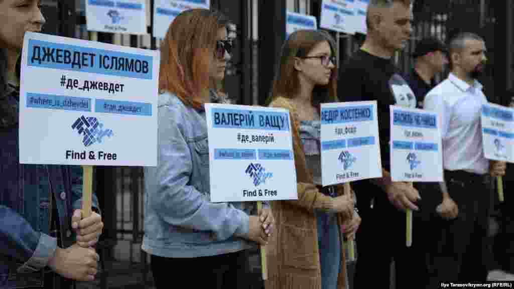 Учасники акції з метою нагадати про жертв насильницьких зникнень в окупованому РФ Криму «Календарь закроет этот лист...на 15 персон» у межах кампанії FIND&FREE біля Посольства РФ, Київ, 25 липня 2019 року
