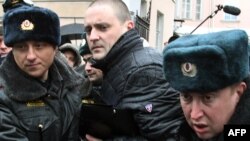Сергей Удальцов и его соратники неоднократно попытались обратить внимание депутатов на протесты граждан (На фото: Сергей Удальцов задержан при попытке войти в здание Госдумы, октябрь 2010 года)