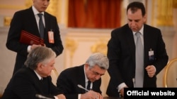 Россия - Президент Армении Серж Саргсян (в центре) принимает участие в заседании Высшего Евразийского экономического совета, Москва, 24 декабря 2013 г.