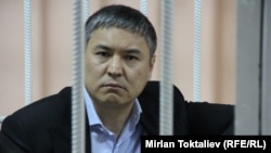 Камчы Көлбаев Биринчи май райондук сотунун залындагы темир тордо. Бишкек, 2013-жылдын 18-апрели. 