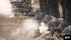 Војниците на Народната армија тренираат во Северна Кореја