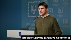 За словами Михайла Подоляка, в країн заходу «немає політичної волі поставити хрест на нинішньому форматі Російської Федерації та лишитися додаткових доходів». 