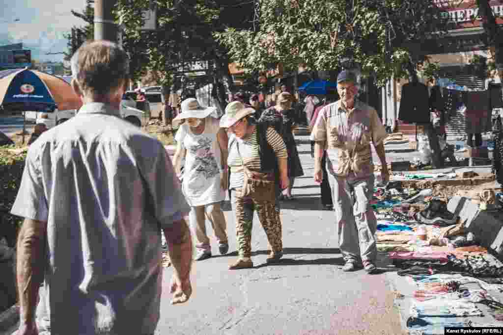 Вирус кол алышканда, автобустун кармоочун кармаганда же бир буюмду чогуу колдонгондо да кишиден кишиге жугат. 