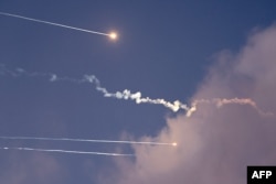 Rachete interceptate deasupra orașului israelian Netanya pe 14 iunie 2025.