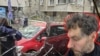 Колаж със снимка на нападнатия Борислав Сапунджиев на фона на счупената витрина на фризьорския му салон