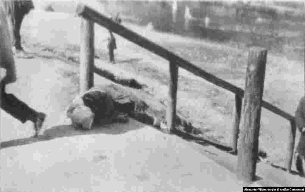 Голодуюча дитина лежить на вулиці міста. Це нікого не хвилює