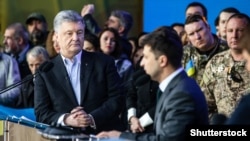 Кандидати на посаду президента України Петро Порошенко і Володимир Зеленський (праворуч) під час дебатів на стадіоні «Олімпійський». Київ, 19 квітня 2019 року