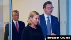 Aleksandar Vučić sa Federikom Mogerini i Hašimom Tačijem u Briselu