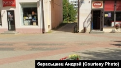 Квіти на місці, де міліція стріляла в протестувальників у Бресті, 12 серпня 2020 року