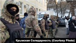 Загалом п’ятьох кримчан заарештував після сьогоднішніх обшуків підконтрольний Росії суд у Сімферополі