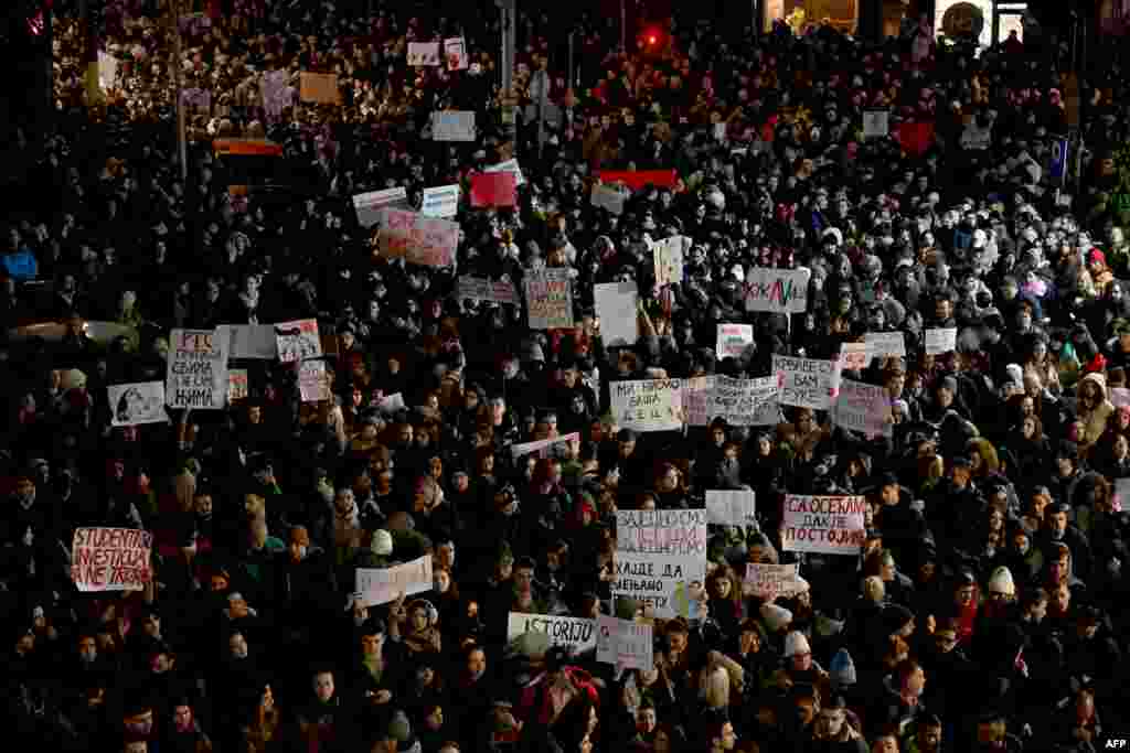 Okupljeni su nosili transparente "Naši zahtevi nisu ispunjeni", "Mi plaćamo, ali nismo plaćeni", "RTS, vaše pravo da ne znate ništa", "Studenti su ustali", "Blok".