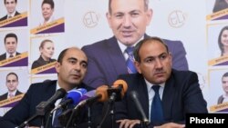 «Ելք» դաշինքի առաջնորդներ Էդմոն Փաշինյանն ու Նիկոլ Փաշինյանը։ Մայիս, 2017