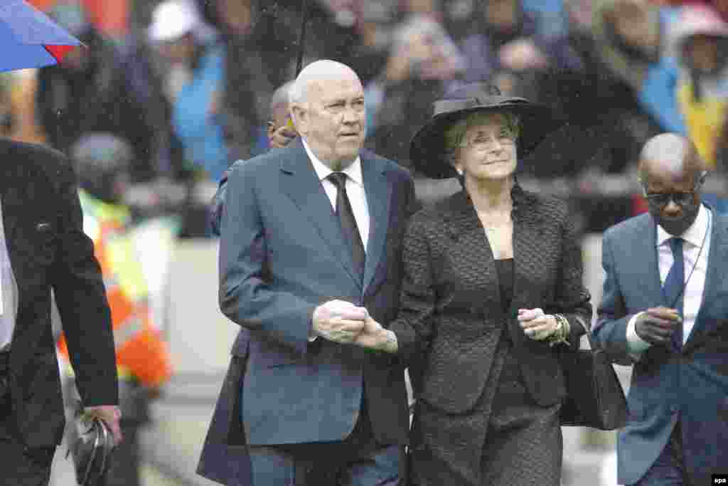 Bivši predsjednik Južne Afrike F.W. de Klerk sa suprugom Elita na komemoraciji preminulom Nelsonu Mandeli, Johannesburg, 10. decembar 2013. Foto: EPA / Kim Ludbrook