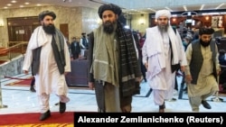 Jeňçi toparyň egindeş esaslandyryjysy Molla Abdul Gani Baradar dokuz agzalyk "Talyban" wekiliýetine ýolbaşçylyk etdi. Arhiw suraty.